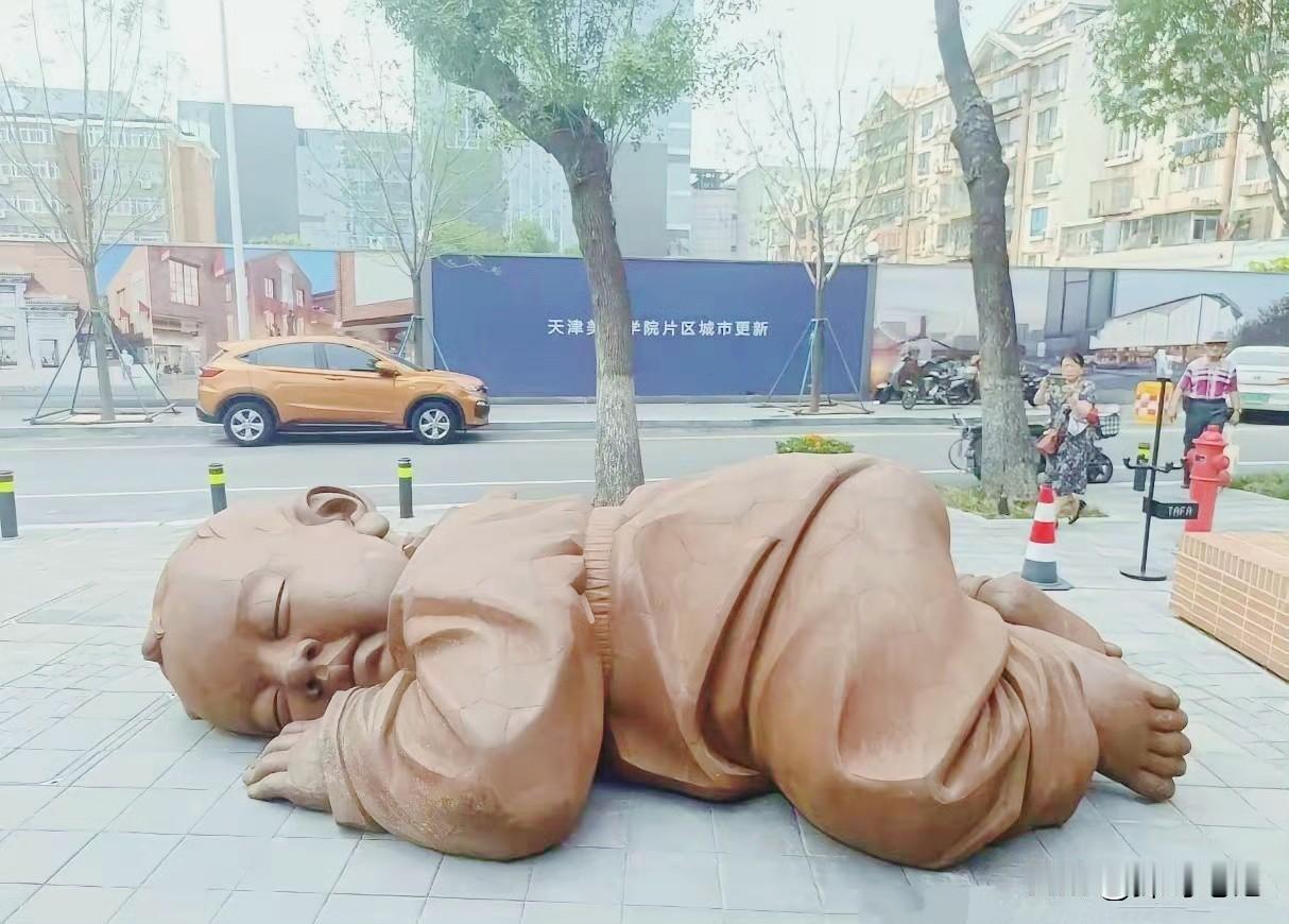 一些怪异的城市雕塑接连被拆，市民叫好，专家喊疼。西安、郑州等地移除所谓的“大地之