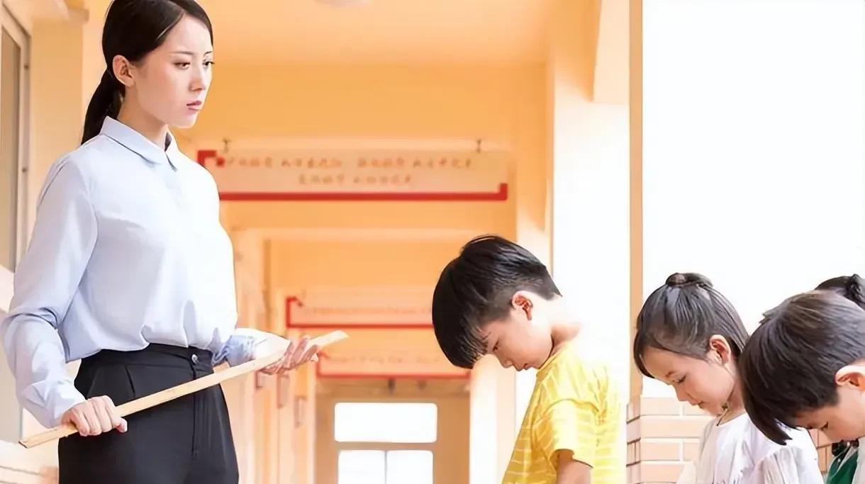 现在的中小学教师真的成了“弱势群体”了。听说了这样一件事儿，也是关于教师与学生的