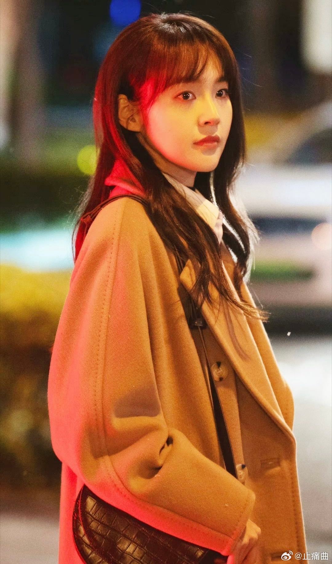 很难不爱张佳宁的双面魅力，荧幕上是演技扎实的实力派，沉稳演绎多样角色，私下里却天