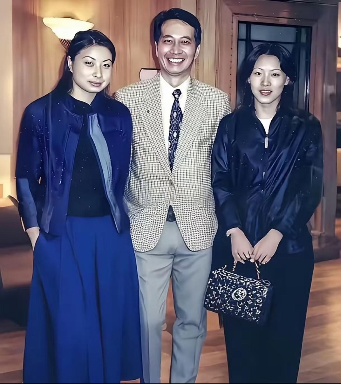 伏明霞长相气质可太像鉴证实录里面那个聂医生了。伏明霞确实跟演员陈慧珊蛮像的，