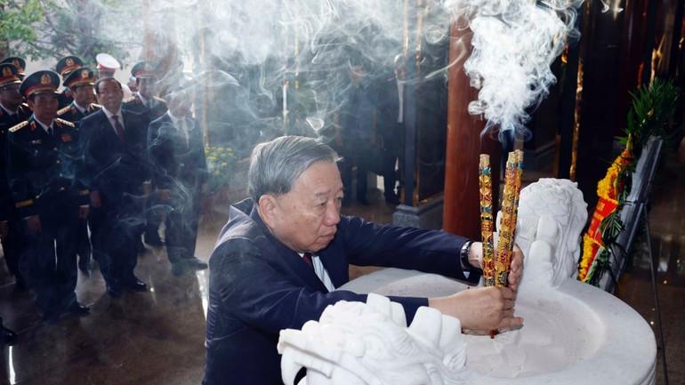 12月8日，苏林前往芹苴市上香缅怀越南的英雄烈士！在越南很多场合，都可以看到四驾