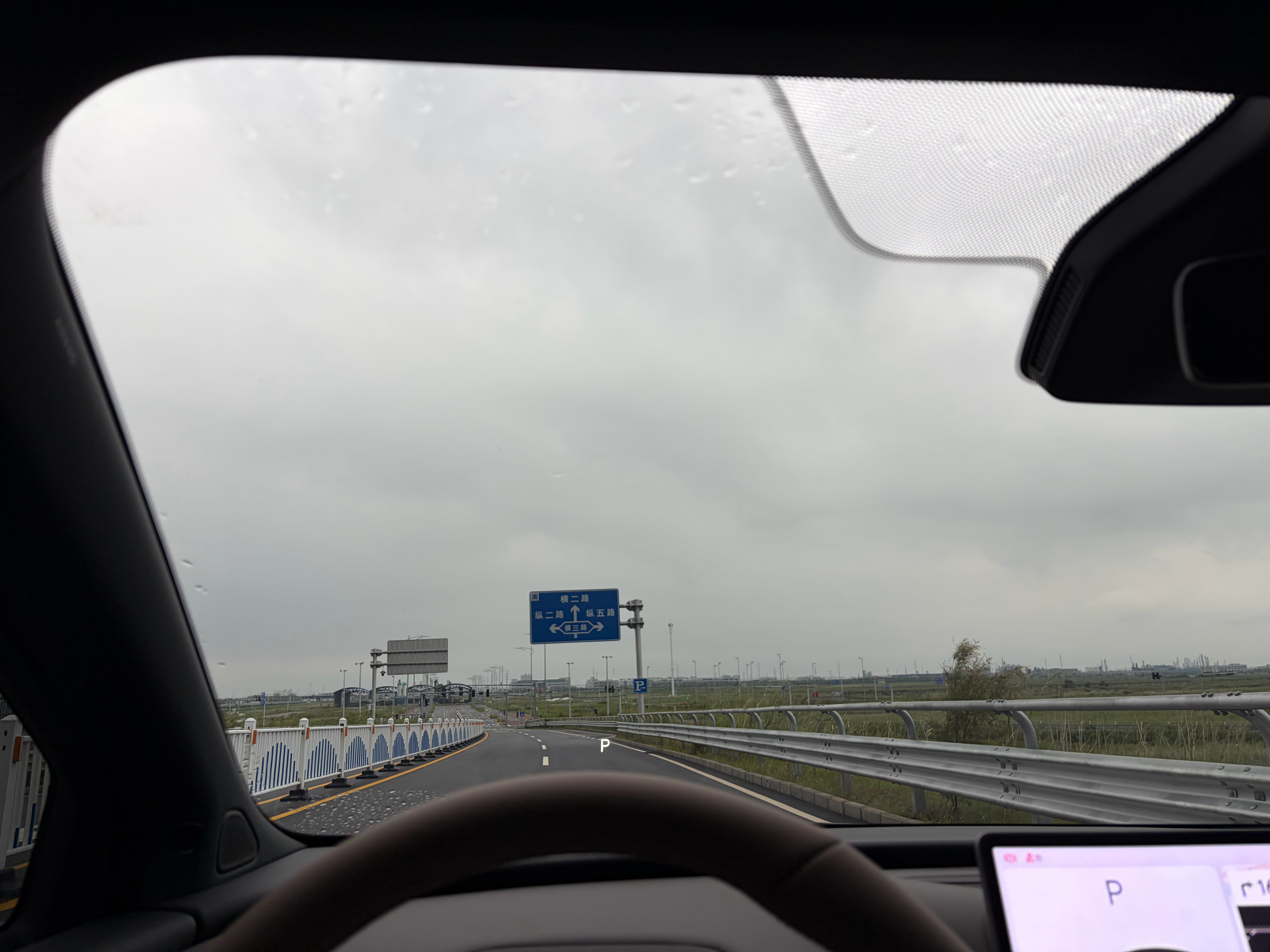 理想i6绝对是颠覆我想象的一款车，以前我觉得这车很丑，没啥设计感，既不像轿车也不像SUV，而且属于理