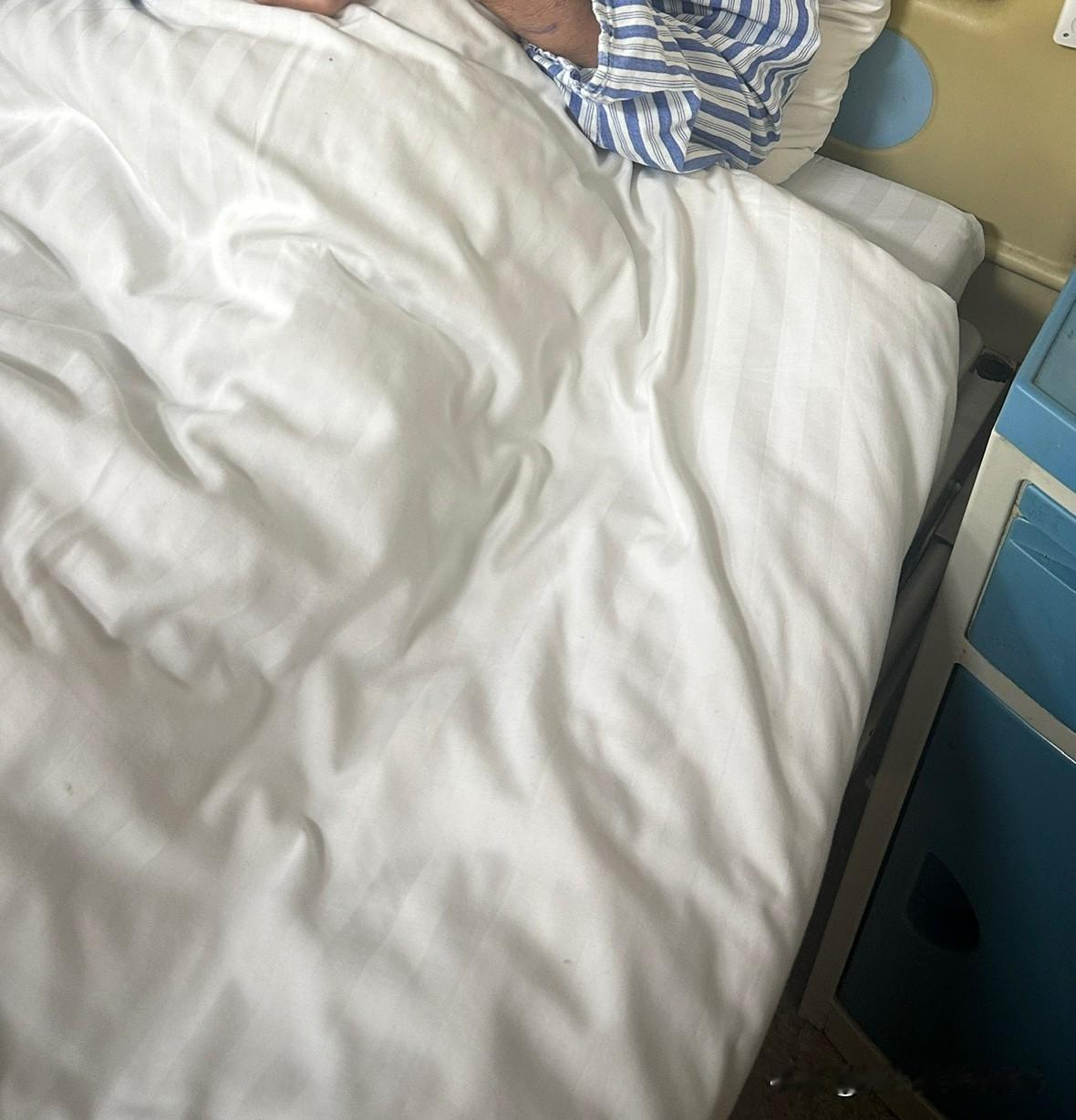 今天同事突然倒下了，43岁，脑干出血今天上班，同事突然倒了。43岁，平时看着