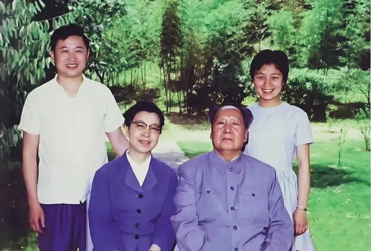 那个时候，毛主席和身边工作人员周福明理发师夫妇，就像幸福的一家人…