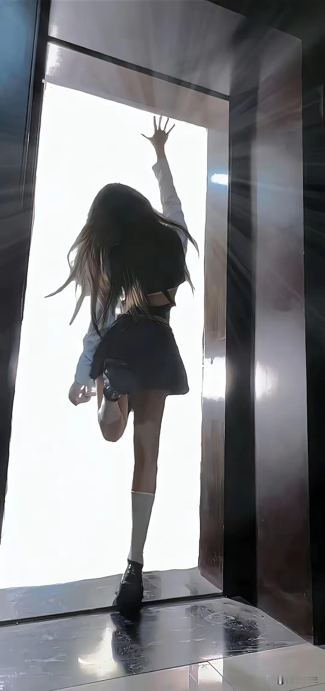 人活着最大的痛苦来源于一个误会：总以为这个世界上必须有人爱你！