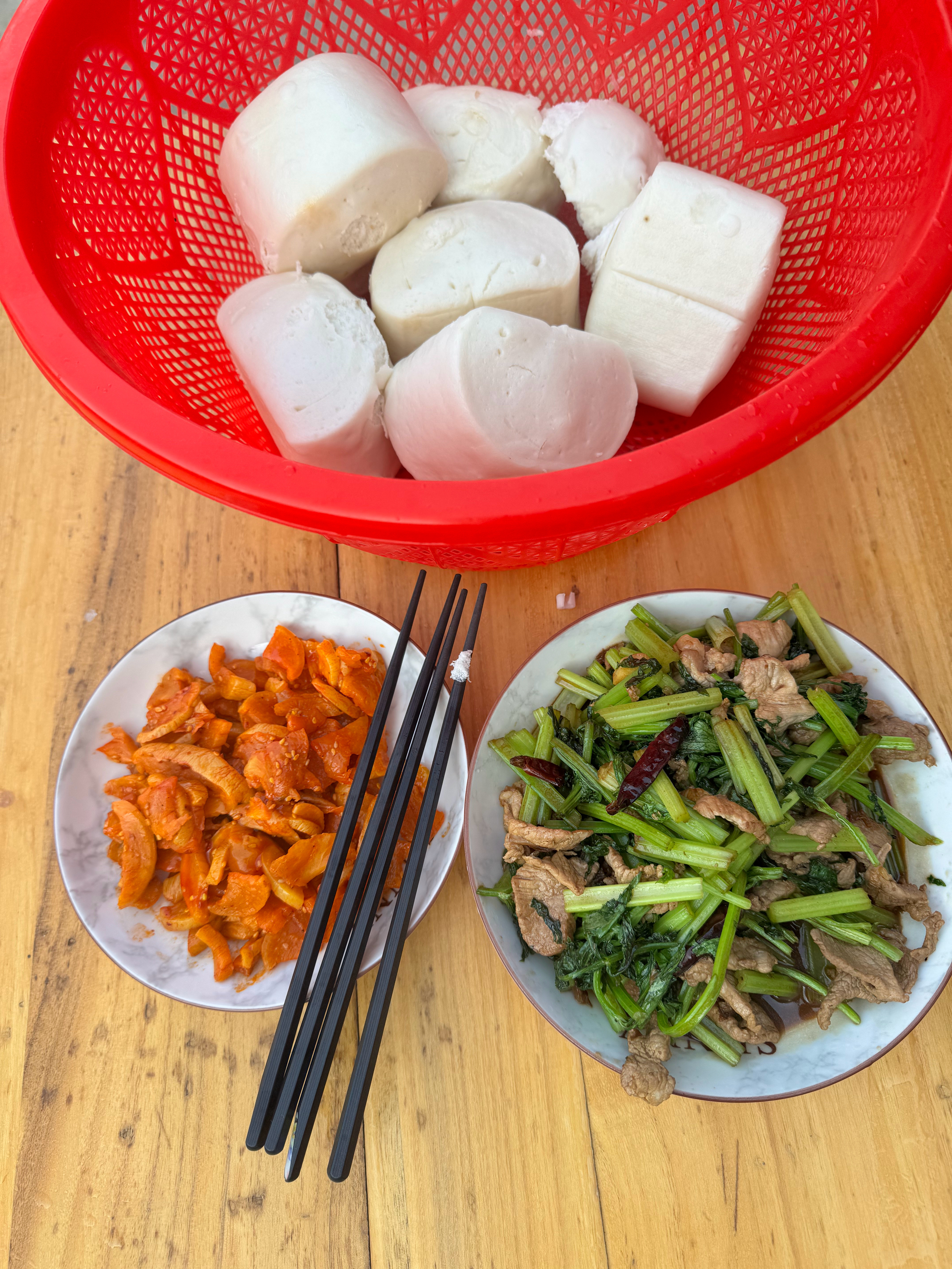 起来吃早餐了，先炫2个馒头​​​