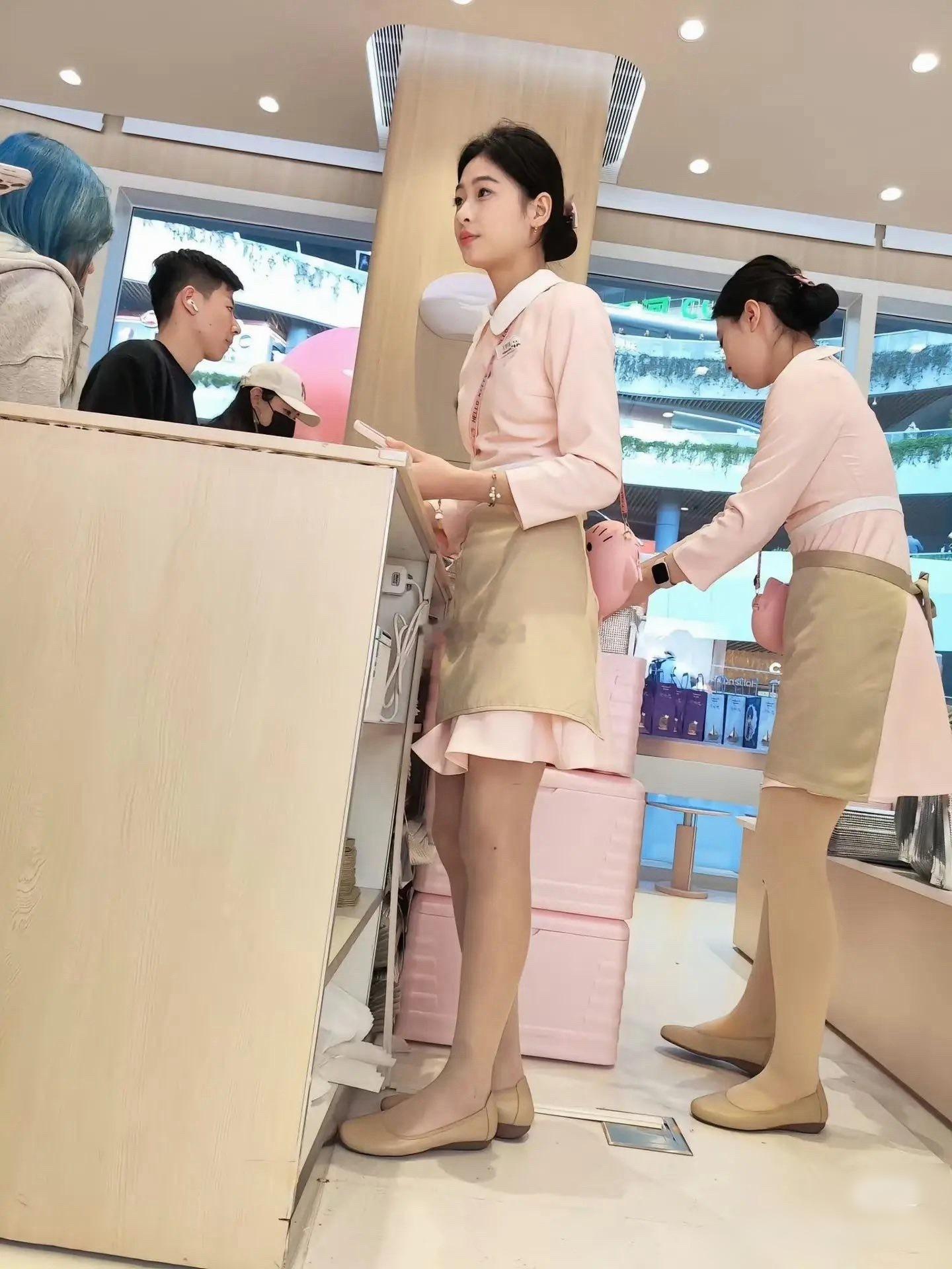 好利来到底开了多少工资，招聘服务员的？