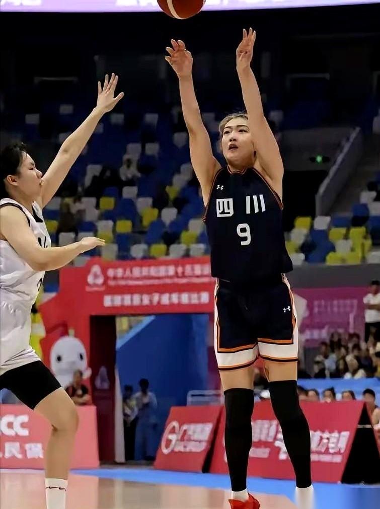 你说逗不逗。一帮被国家队“退货”的姑娘，什么李梦、王思雨、高颂，凑在一起，成了