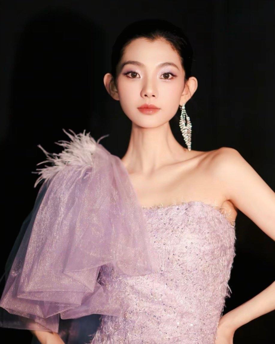 这两天朋友圈被一个山东姑娘刷屏了——日照女孩赵娜,在第73届环球小姐中国区总决赛