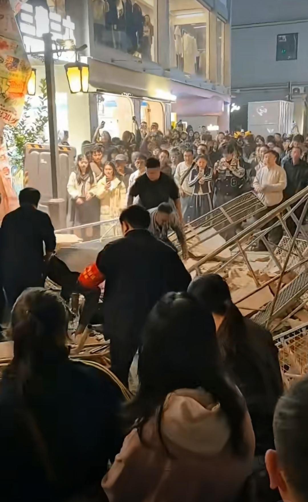 鲁莽无礼的国人何其多装个俢，竟把房子凿塌，砸住四位过路青年，当场死了俩，我们有