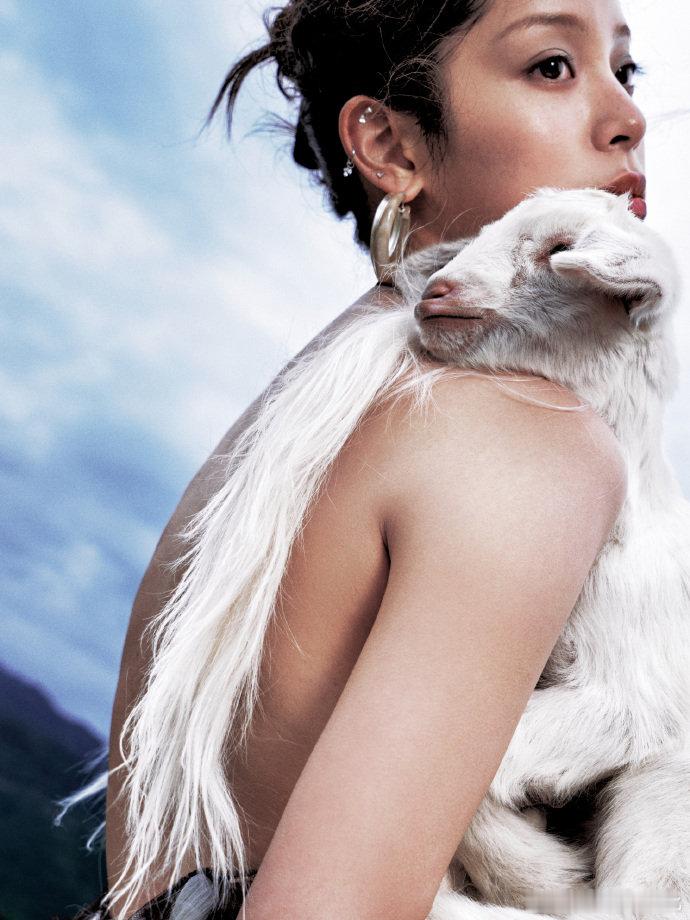 欧阳娜娜黑皮欧阳娜娜黑皮辣妹欧阳娜娜解锁黑皮辣妹新风格！健康的小麦肌在自然光下泛