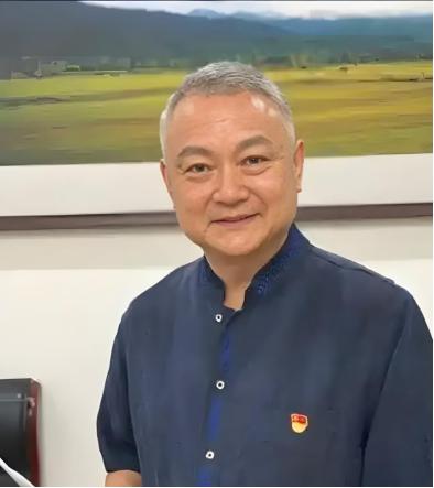 ☁演员欧阳奋强说：“拍《红楼梦》时，有次我们去鞍山取景，晓旭她是鞍山人嘛，