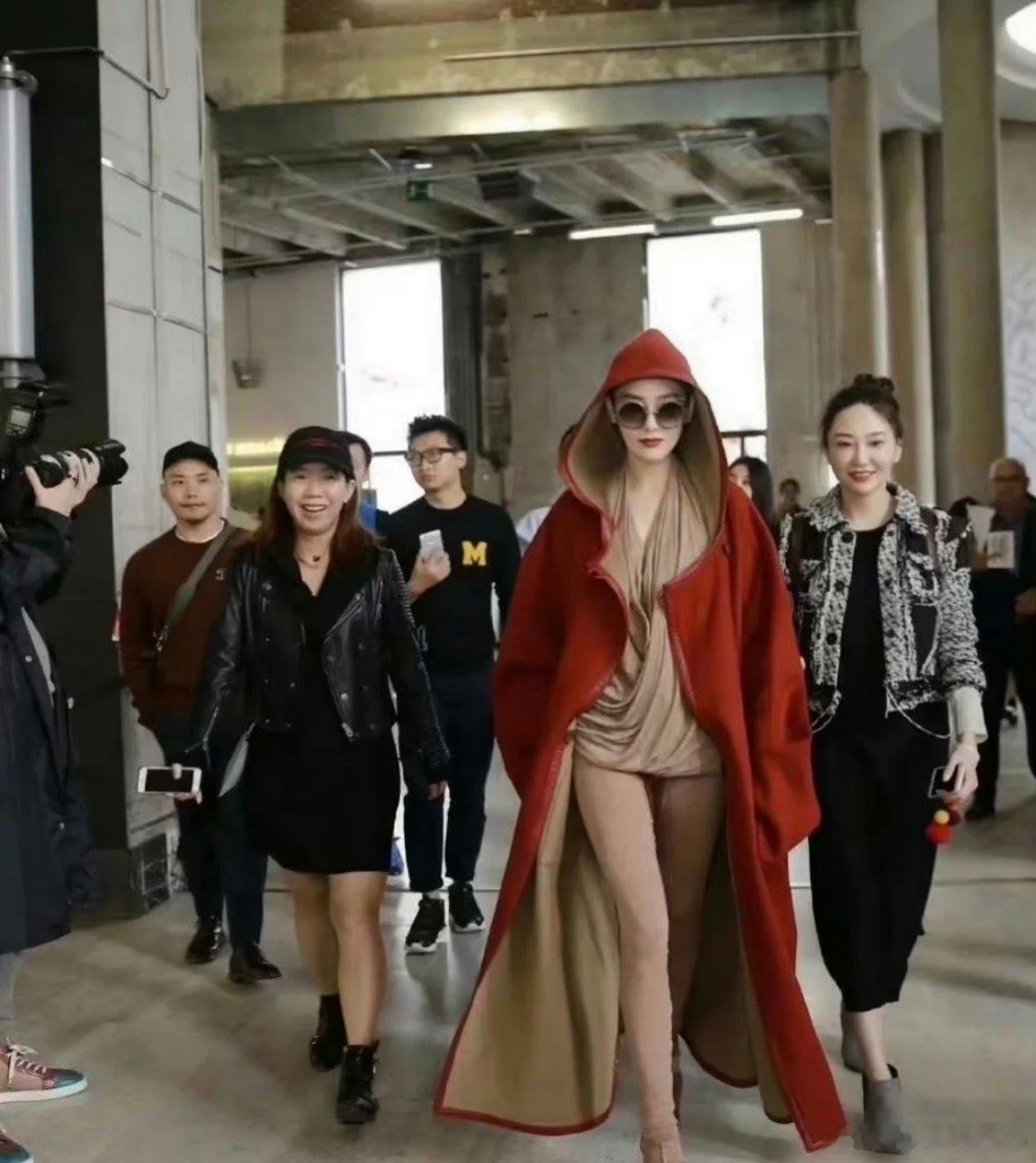 张馨予这造型好特别，肉色打底裤，其中的亮点有点尴尬。