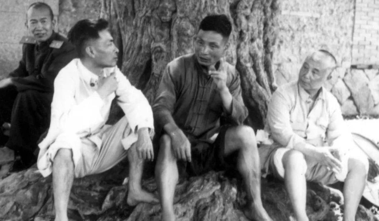 1953年，福建军区司令叶飞返回闽东，看望老区群众。这天，从福安溪柄乡来了4个中