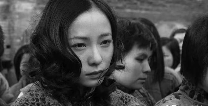 1937年，安徽芜湖，三个日本鬼子强逼十名女子入屋。还没等姑娘们站稳脚跟，那几个