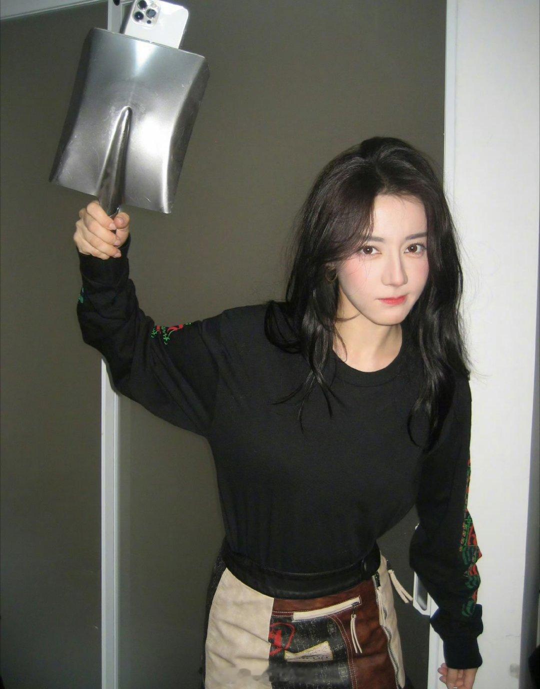 哈哈哈哈哈迪丽热巴这是手机壳大户啊，不是水晶鞋手机壳就是大铁铲手机壳，真的是“生