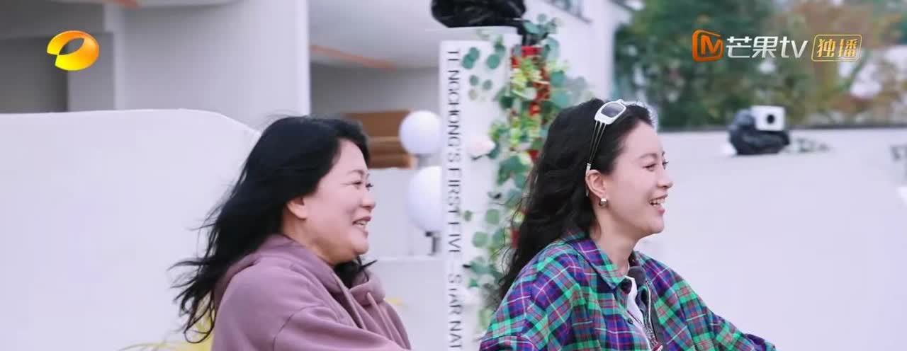 太真实了黄圣依妈妈非常喜欢陈梦，看到陈梦就笑嘻嘻，而李嘉格的母亲又非常喜欢黄