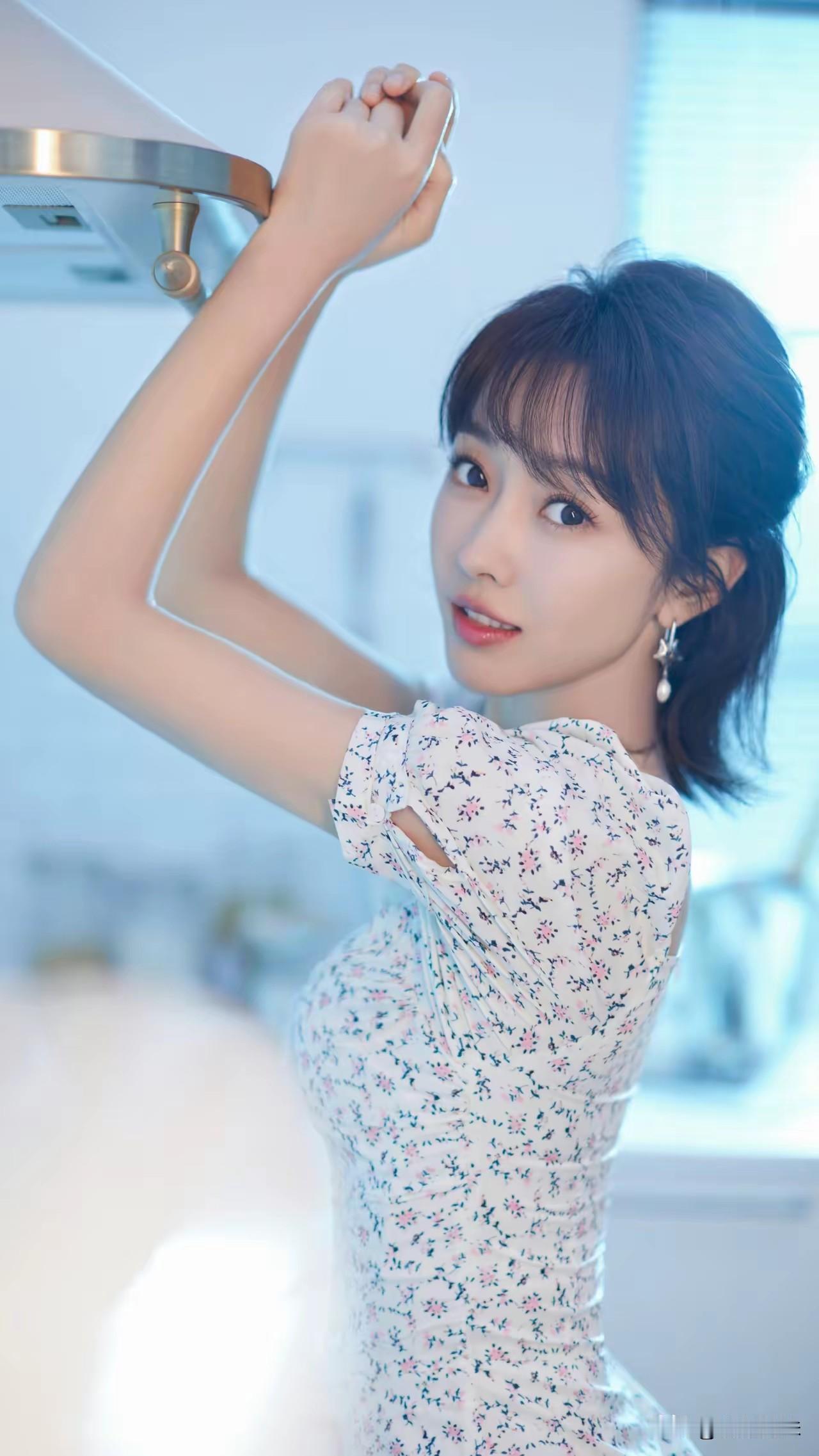 百年大小荣枯事，过眼浑如一梦中。