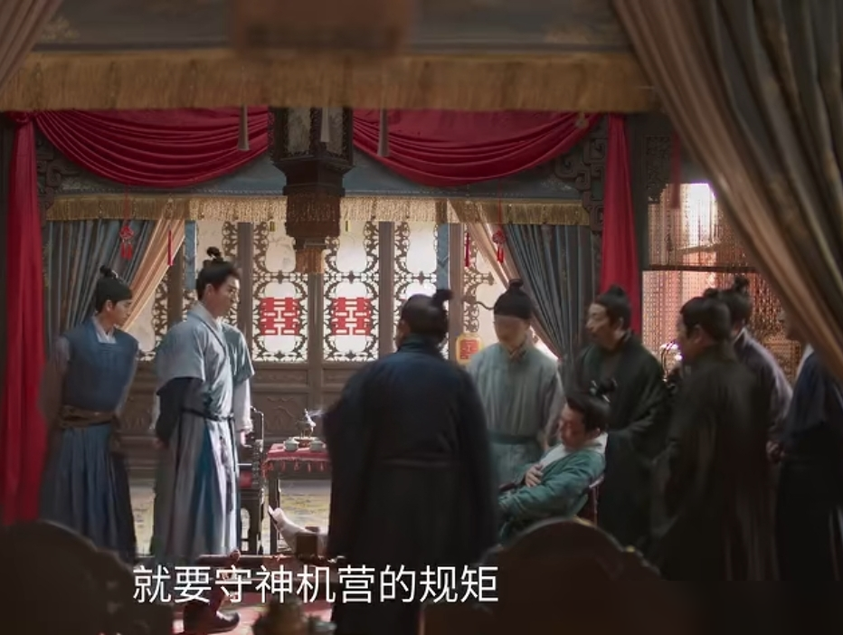 谭松韵跪在地上，被刘学义一把扯掉假身份，满院哗然。下一秒他开口：这是我林家的人。这剧叫《兰香如故》，