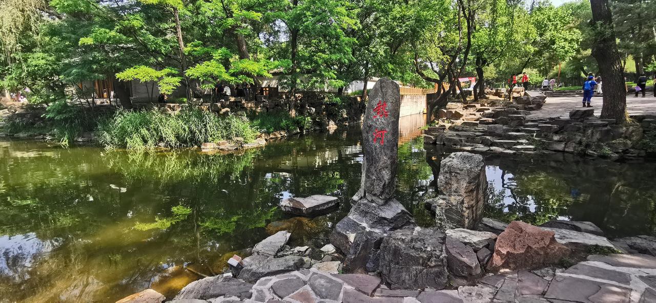 民间俗称的“热河”坐落于承德避暑山庄湖区北端，源头为热河泉。它属于小型恒温泉溪，