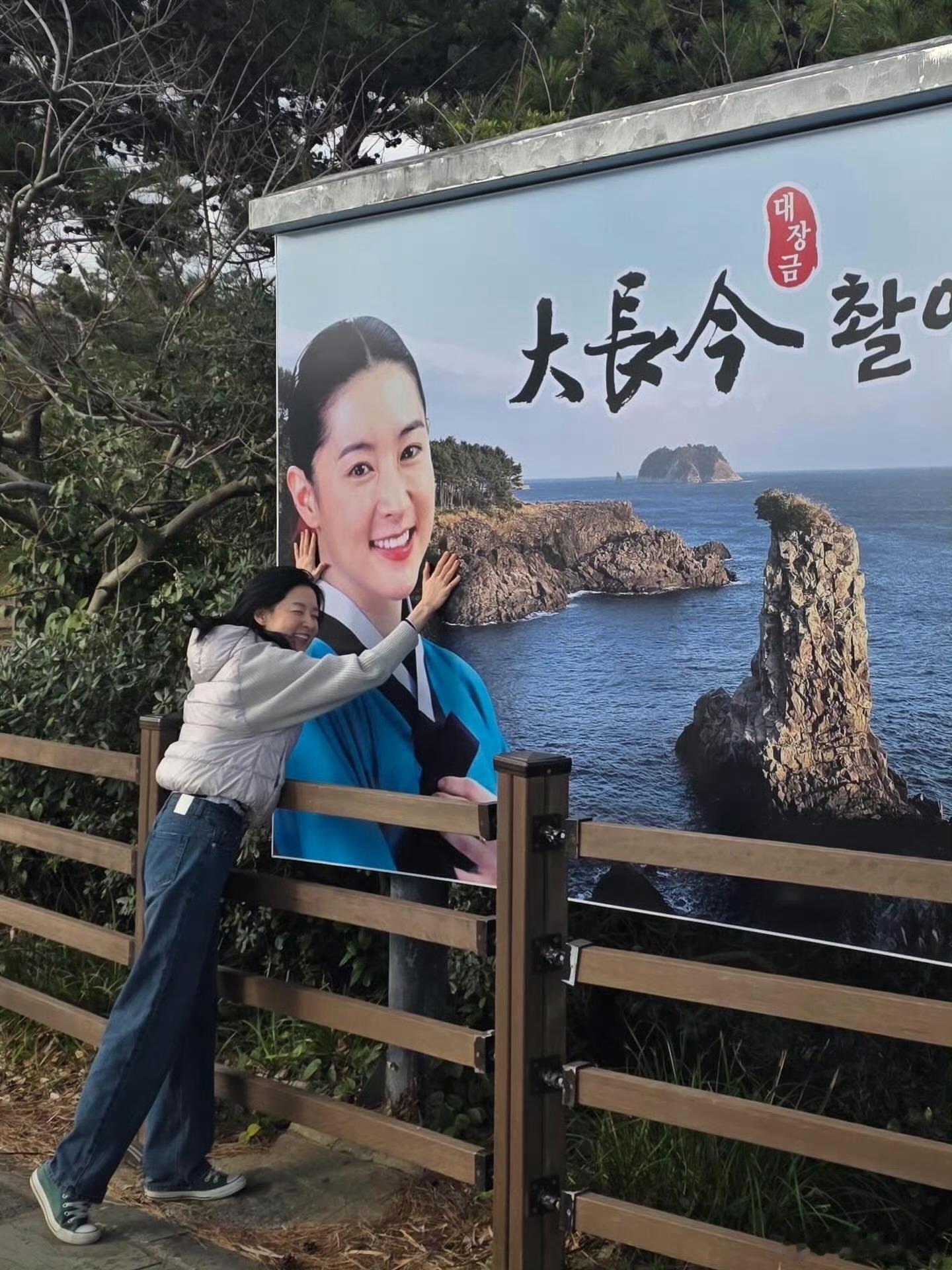 查了一下她居然55岁了，气质真的跟少女一样