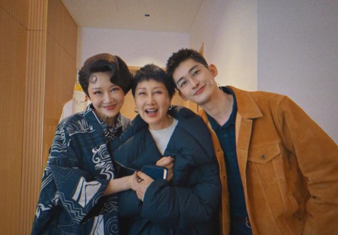 张凯丽晒出和许晴、张翰的合影，没想到《花儿与少年第一季》都已经播出了十年多了，现