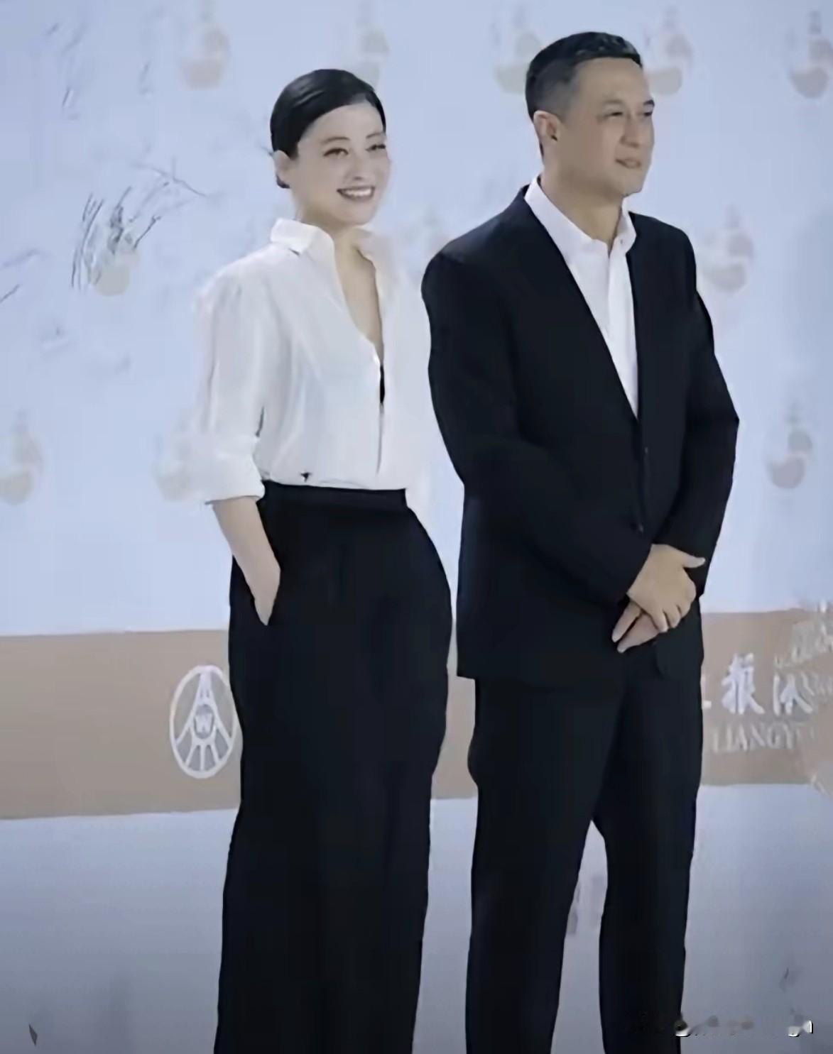 梅婷不但脸蛋长得特别漂亮，而且个子高挑、身材匀称又出众，甭管啥风格的衣服穿在她身