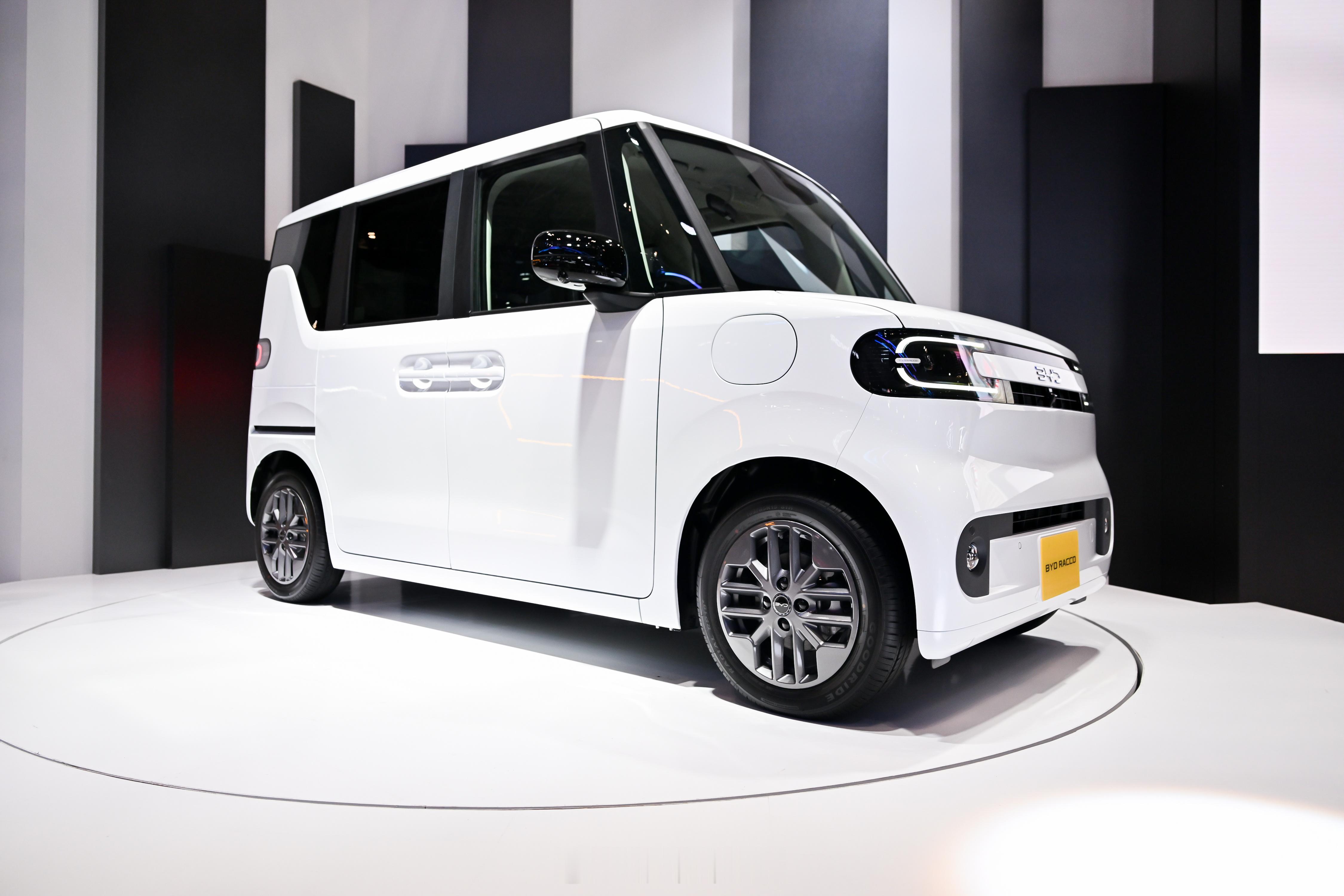 来聊聊东京车展的见闻。毫无疑问，比亚迪是本次车展的主角之一。光看图4那一圈又一圈