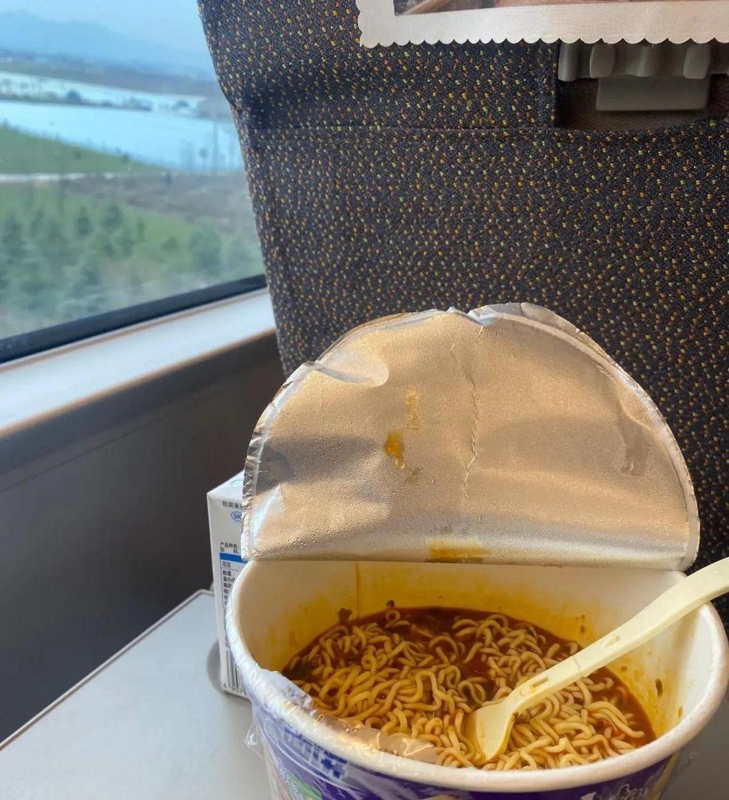 “吵翻了！”一网友发贴称，高铁车厢里提示乘客，不要吃方便面、榴莲这种气味重的食物
