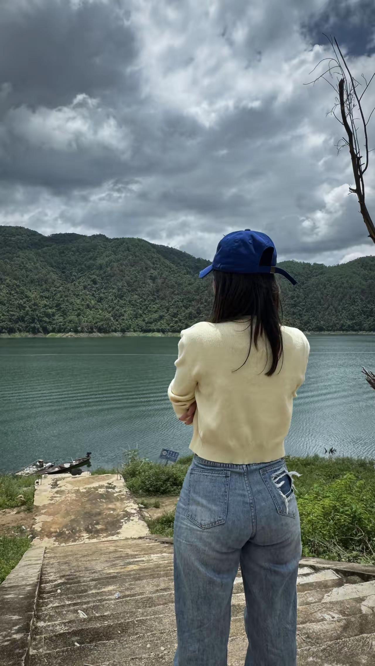 湖边漫步，享受宁静时光🌿💙