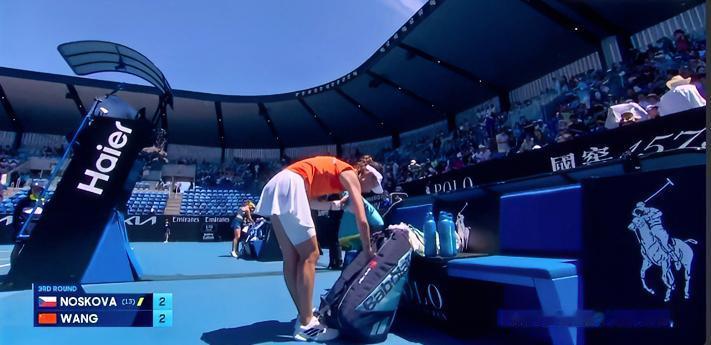 王欣瑜比赛暂停！！…在正在进行的澳网女单第三轮比赛，当王欣瑜和诺斯科娃首盘比