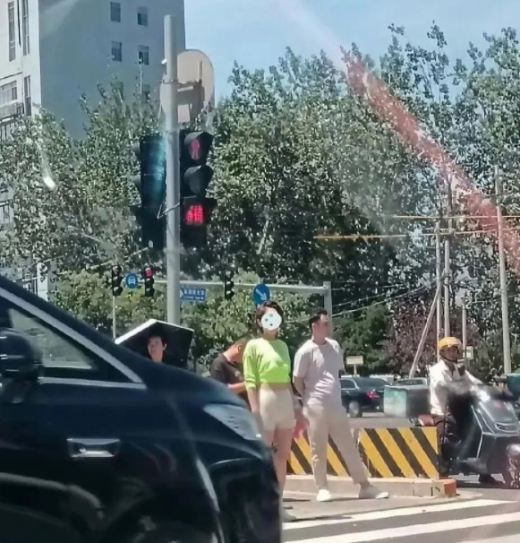 也许是我真的老了，年轻女士穿着一个打底安全裤走在大街上，这样的穿着就是时尚么?