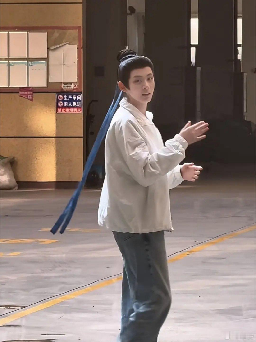 没人猜出来吗？？？这是女扮男装的赵晴太英气了！！！