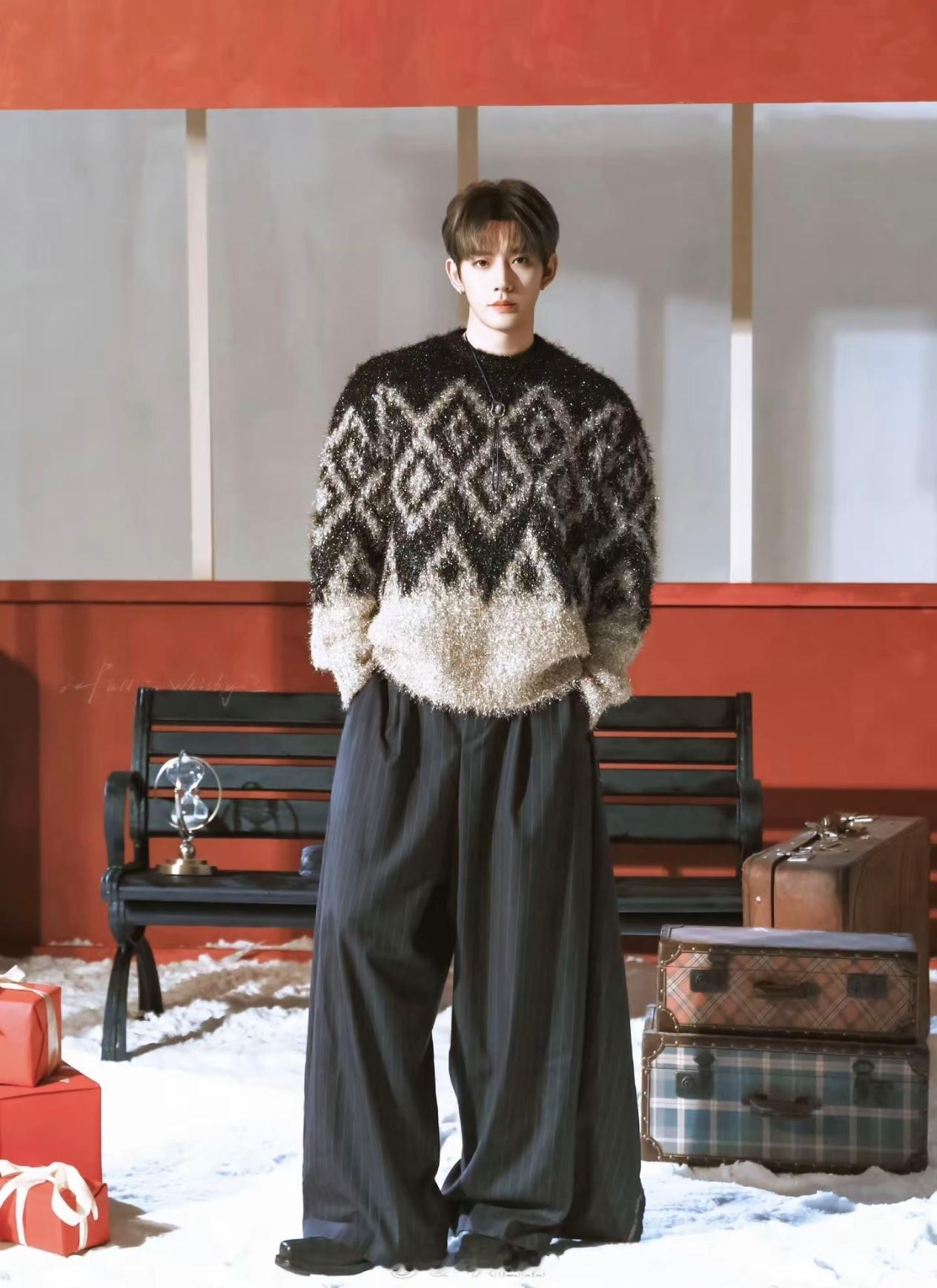 邓为的时尚表现力真的堪称教科书级别，他最厉害的地方在于，完全打破了人穿衣服的刻板