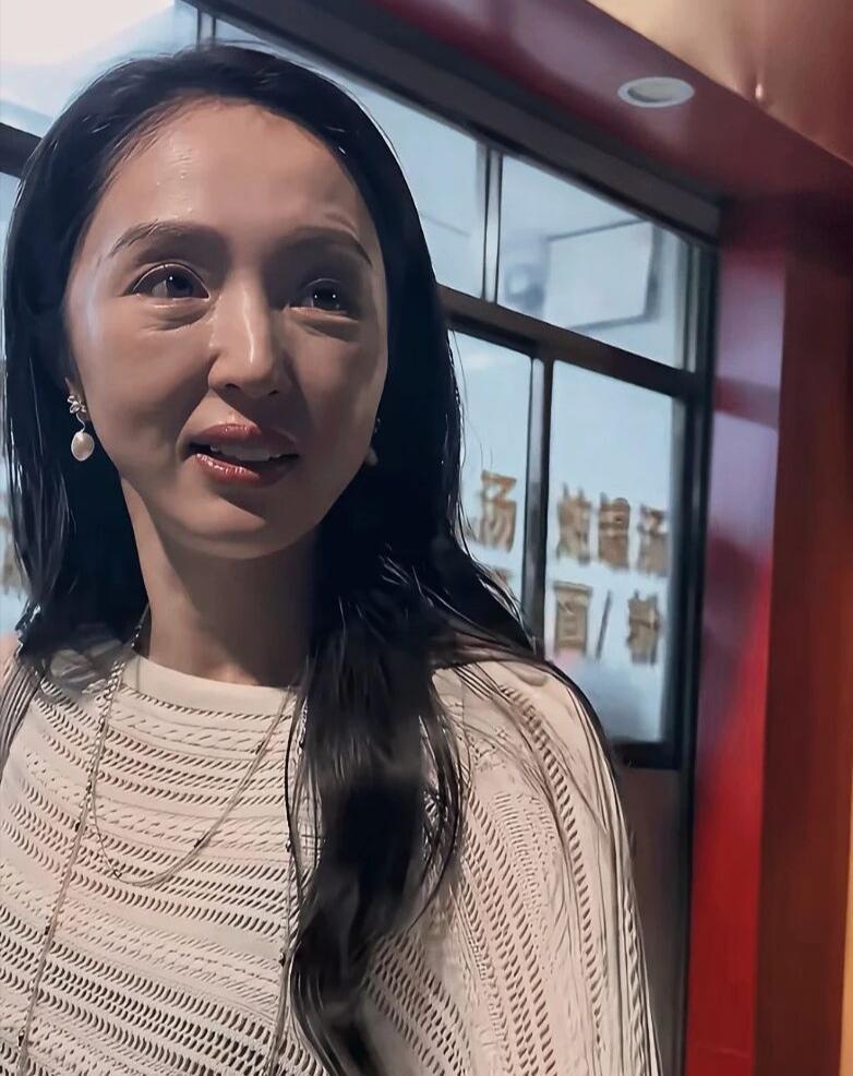 董璇素颜引热议，难道变老就不美了？最近董璇的原生素颜照火了！没有浓妆、没有滤镜磨