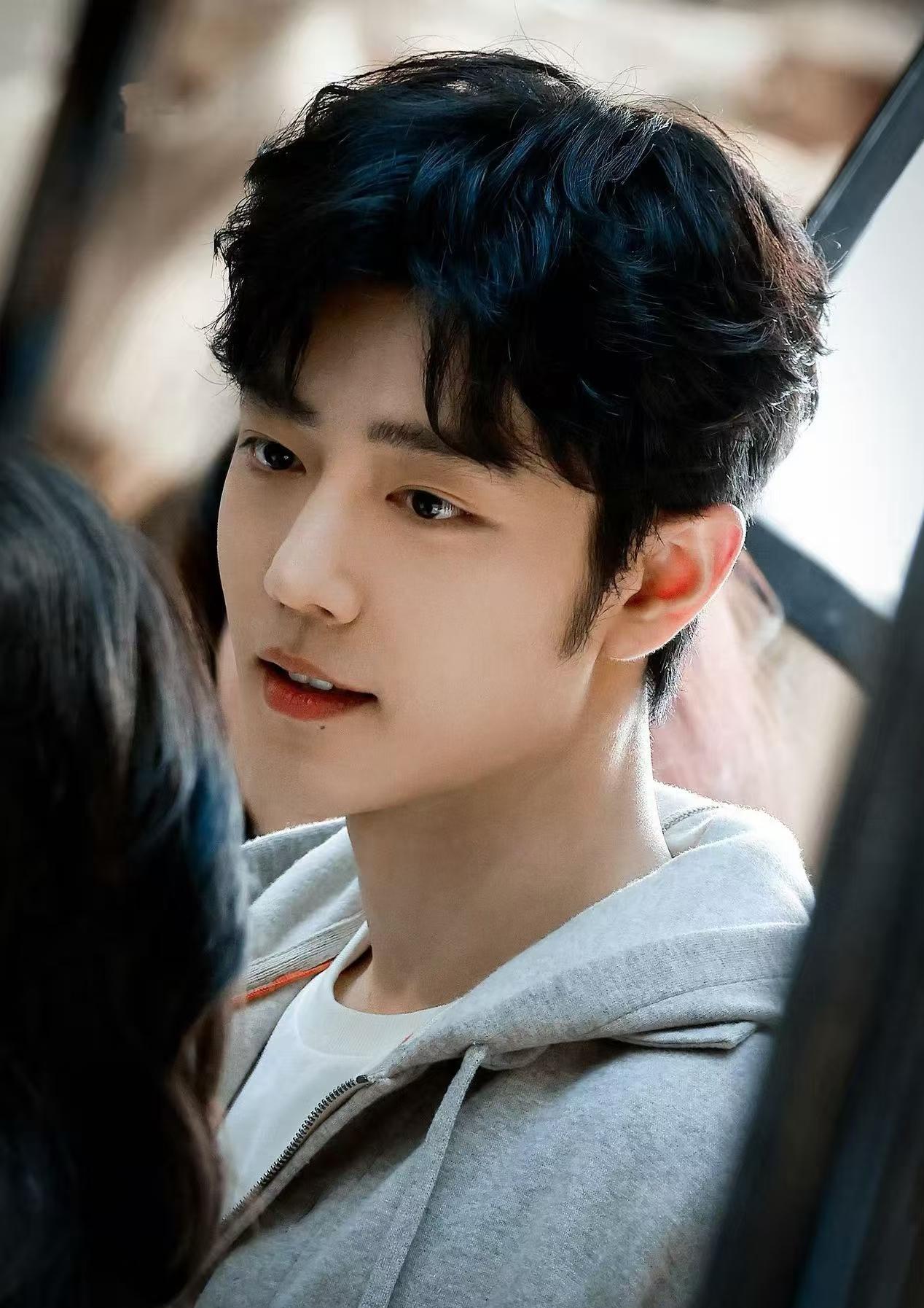 肖战真的是特种兵行程，今天晚上没有参加tods晚宴，人已经到辽宁回去继续拍《小城