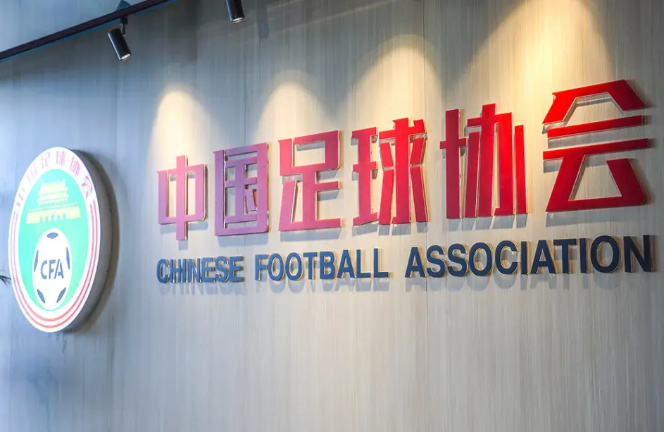 名记报足协选帅惊天秘闻近日，著名体育记者马德兴在网上爆料国足选帅