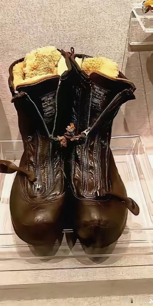 1950年，志愿军缴获了一双美军军靴。东西一拿回来，一群人围着看，半天没人吭声