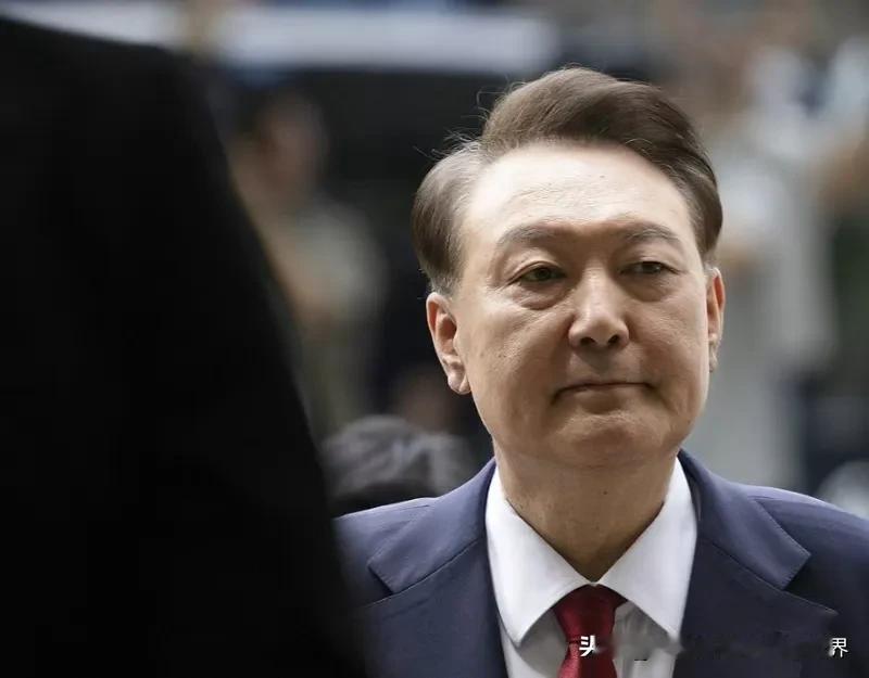尹锡悦进去后，每天可以锻炼1小时，但他本人却拒绝被调查。有人分析说，应该是牢房的
