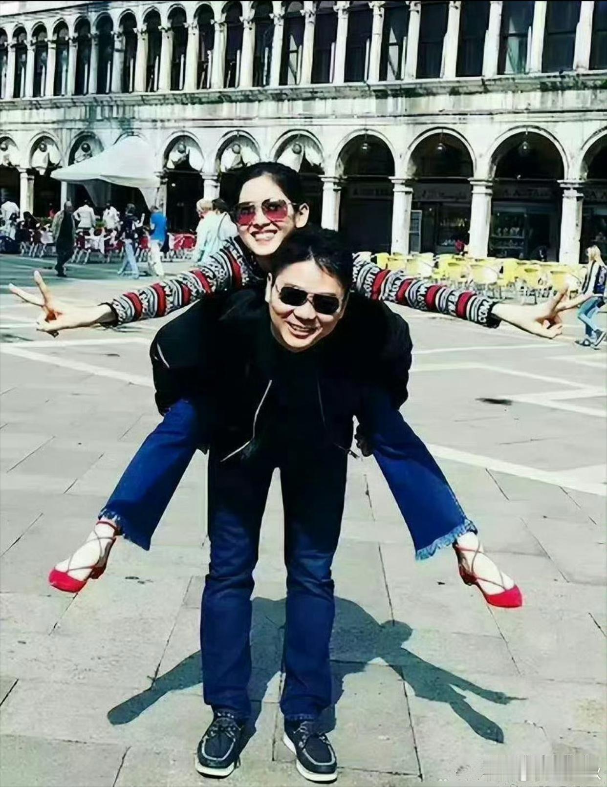 这会的刘强东38岁，章泽天18岁，刚认识不久​​​