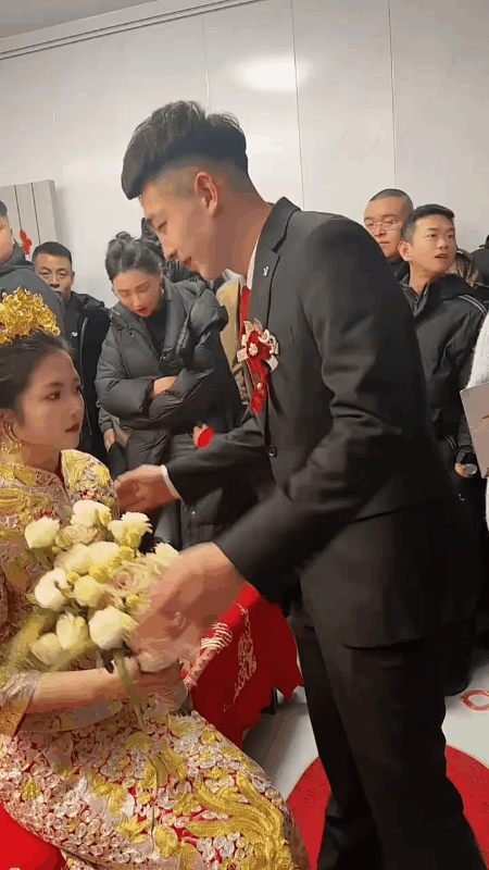 新娘这是什么意思？新郎刚要亲吻她的时候，她突然下意识的伸手想要拒绝？这时她又