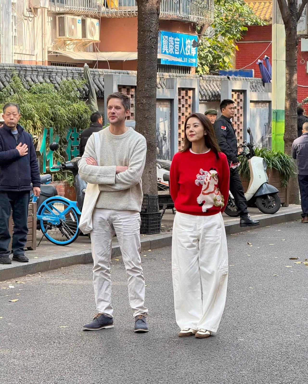 成都玉林街头，高圆圆和法国美食博主戴广坦在一起逛街，应该是拍一档美食节目吧？这