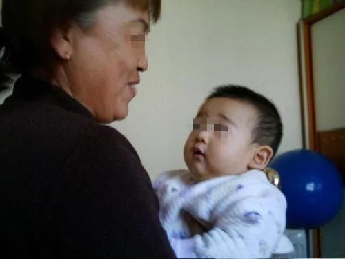 2岁孩子因妈妈疏忽患小儿麻痹症, 外婆看到孩子心疼不已!