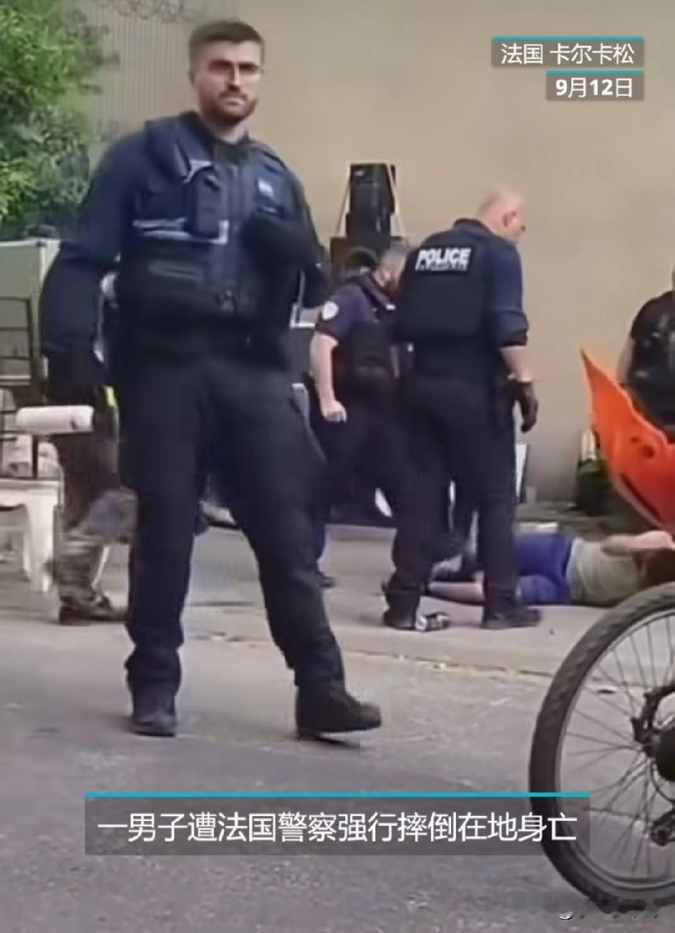 29岁的流浪汉优素福·E在音乐节上被一名法国警察暴力摔倒在地13天后身亡。新公