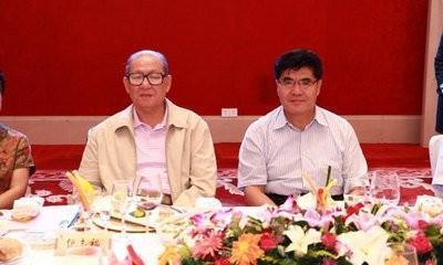 他是普通工人出身，却担任过3个直辖市市委书记，最后官至副国级。他是工人出身，最早