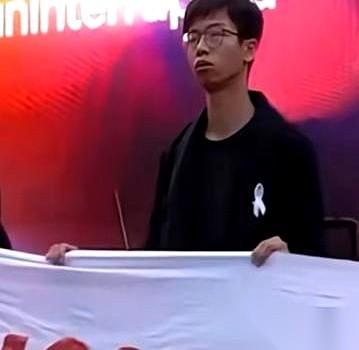 那哥们儿在伦敦街头喊，说想拿个英国永居，得等四十年。四十年。我听到这话，第一