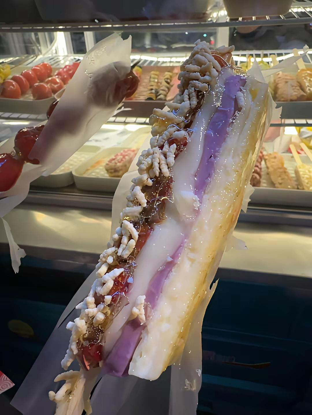 远看吓一跳，好像一块爬满蛆的五花肉。近看原来是创新版糖葫芦啊！创新是好事，有