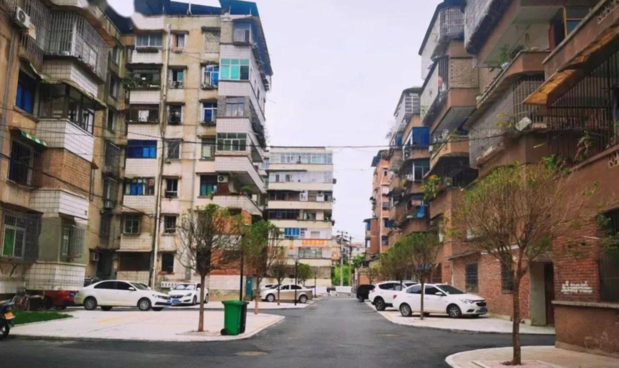 亲戚前些天卖一套5楼的老破小，本来谈好83万，可面签时非要涨到86万，把买家气跑