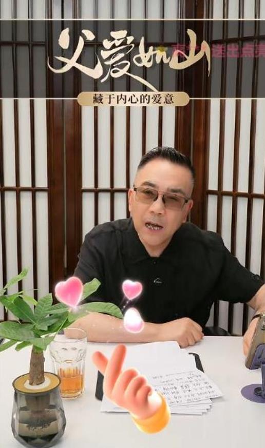 杨议晚上开直播解释他爸爸为什么去世当天还要给人去剪彩，杨议在直播间里拍着桌子赌咒