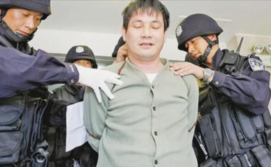 2013年，昆明看守所，糯康就要被执行死刑，由于绳子太紧了，他只能佝偻着身子站着